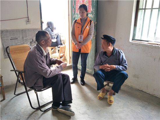 兴业县团委携手公益组织开展“关爱老年人”活动践行雷锋精神