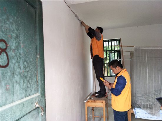 兴业县团委携手公益组织开展“关爱老年人”活动践行雷锋精神