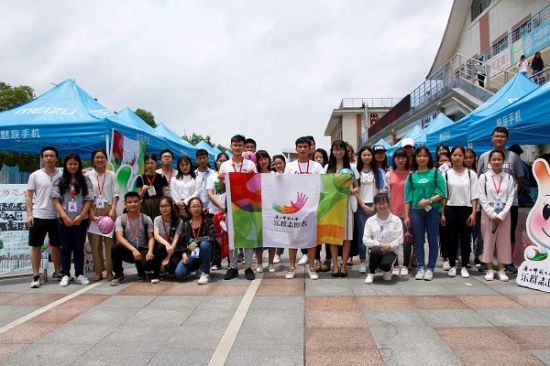 广西师范大学乐群志愿者联盟开展公益街活动