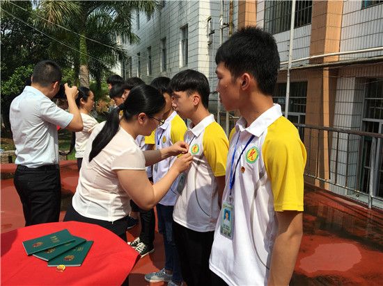 共青团玉林市委开展“青年大学习”五四主题团日暨入团仪式集中示范活动