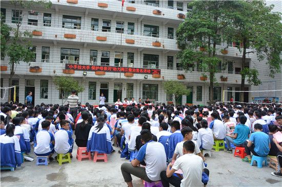 兴业县团委开展“小手拉大手 保护母亲河” 助力“两江”整治签名活动