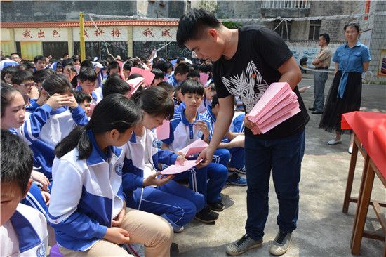 兴业县团委开展“小手拉大手 保护母亲河” 助力“两江”整治签名活动