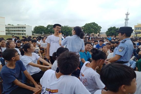 北海市合浦县开展“与法同行 呵护成长”  法制宣传活动