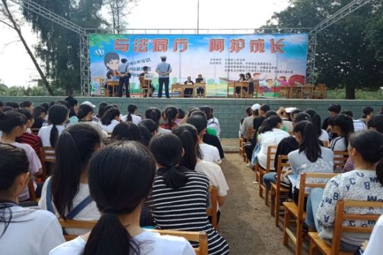 北海市合浦县开展“与法同行 呵护成长”  法制宣传活动