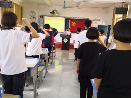 拥抱青春,誓言五月 ——玉州区各中学开展新团员集体入团宣誓仪式