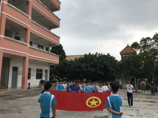 拥抱青春,誓言五月 ——玉州区各中学开展新团员集体入团宣誓仪式