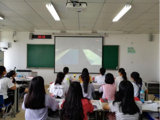 【红五月之主题教育实践】广西民族大学外国语学院各班组织观看电影《厉害了，我的国》