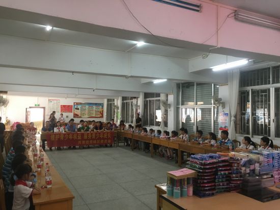 团秀峰区委开展“欢度六一  关爱流动人口贫困家庭儿童”慰问活动