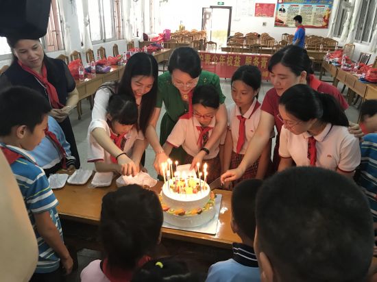 团秀峰区委开展“欢度六一  关爱流动人口贫困家庭儿童”慰问活动