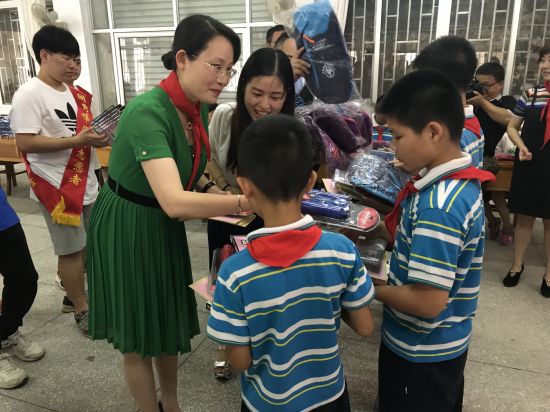 团秀峰区委开展“欢度六一  关爱流动人口贫困家庭儿童”慰问活动