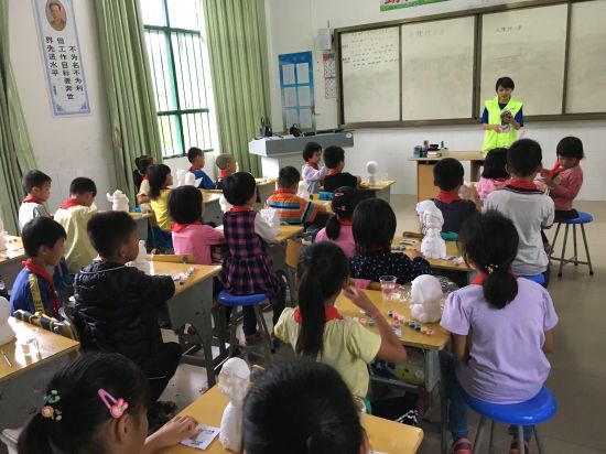 隆安县“梦想课堂”与孩子们共度 “六一儿童节”