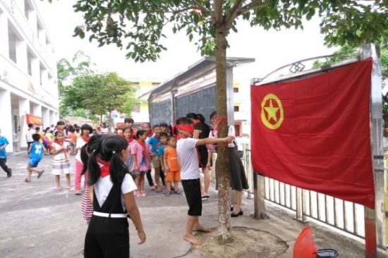 扶贫助学，爱在六一 ——北海高新区扶贫助学活动