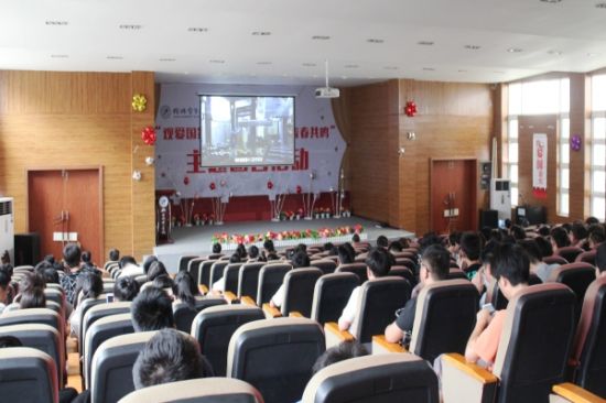 北海职业技术学院团委开展 “观爱国影片，与信仰对话，让青春共鸣” 主题团日观影活动