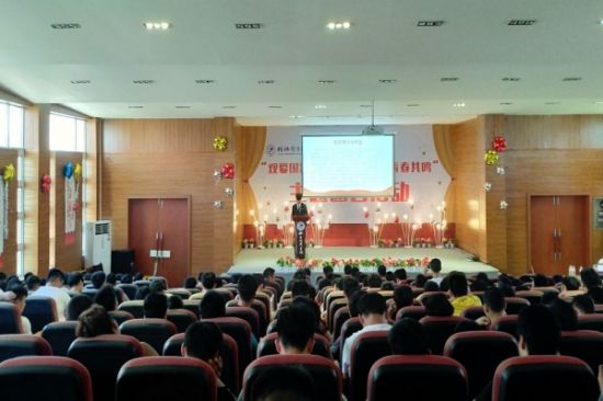 北海职业技术学院团委开展 “观爱国影片，与信仰对话，让青春共鸣” 主题团日观影活动