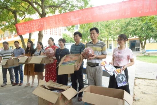 关爱留守儿童助成长，健康教育宣讲在行动 ---北海市卫生计生委团委开展“六一”儿童节慰问活动