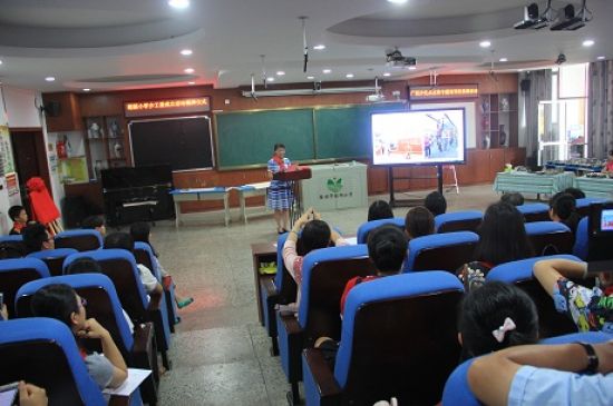 桂林市榕湖小学率先成立广西首个学校少工委共青团广西区委、广西少工委领导带领全区各地市少先队工作者代表到榕湖小学观摩交流