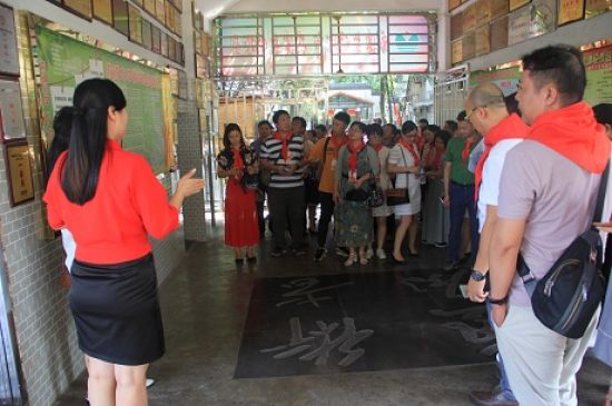 桂林市榕湖小学率先成立广西首个学校少工委共青团广西区委、广西少工委领导带领全区各地市少先队工作者代表到榕湖小学观摩交流
