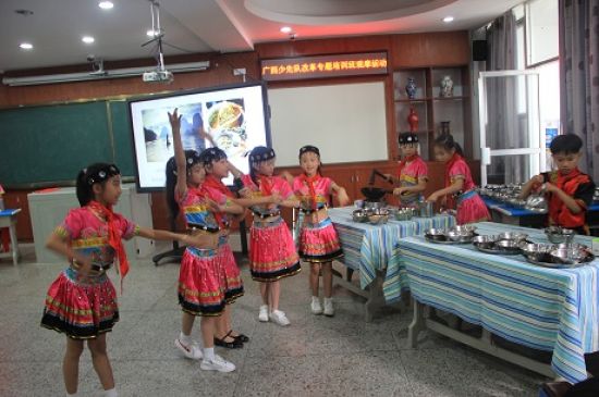 桂林市榕湖小学率先成立广西首个学校少工委共青团广西区委、广西少工委领导带领全区各地市少先队工作者代表到榕湖小学观摩交流