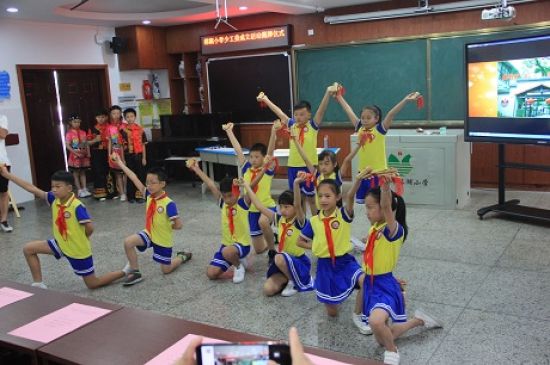 桂林市榕湖小学率先成立广西首个学校少工委共青团广西区委、广西少工委领导带领全区各地市少先队工作者代表到榕湖小学观摩交流