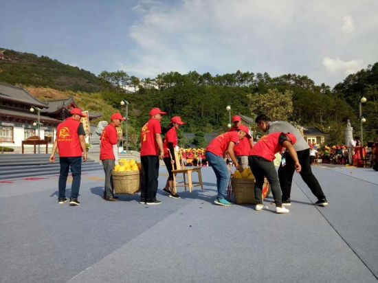 容县旅游志愿者协助中央电视台节目《家乡》拍摄录制