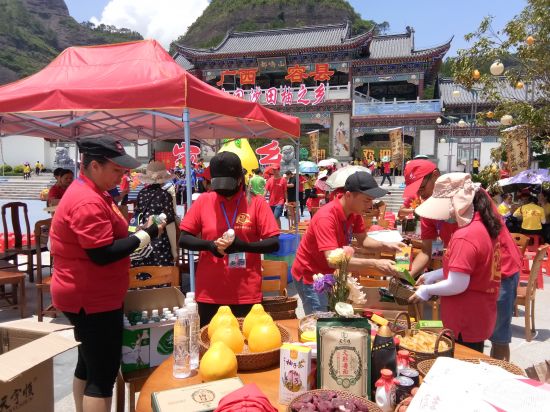 容县旅游志愿者协助中央电视台节目《家乡》拍摄录制