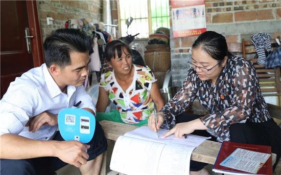 共青团玉林市委员会到帮扶村开展2018年年中入户帮扶工作