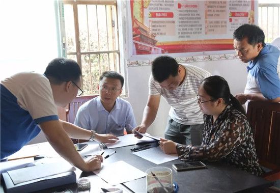 共青团玉林市委员会到帮扶村开展2018年年中入户帮扶工作