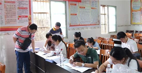 共青团玉林市委员会到帮扶贫困村开展“保护母亲河·争当河小青” 志愿服务活动