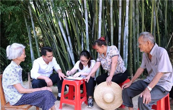 共青团玉林市委员会到帮扶村开展2018年年中入户帮扶工作