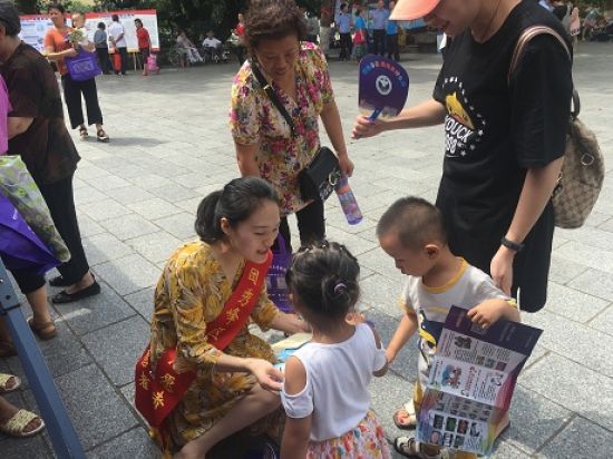 团秀峰区委开展“助力创城，远离毒品” 宣传活动