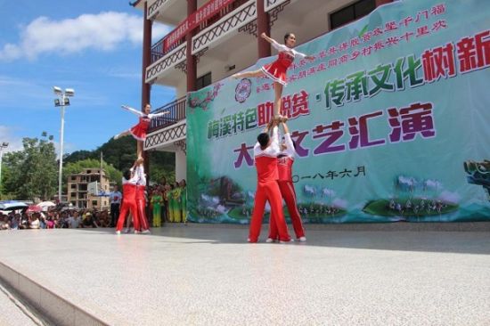 广西师范大学师生走进梅溪镇，助力“梅溪特色助脱贫·传承文化树新风”端午文艺汇演