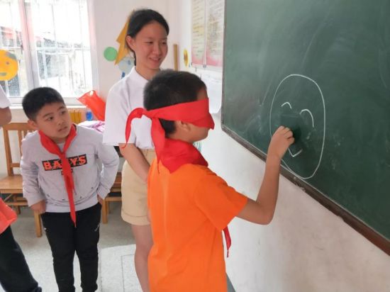 【恭城县大学生西部计划志愿者】六·一的花朵你最美