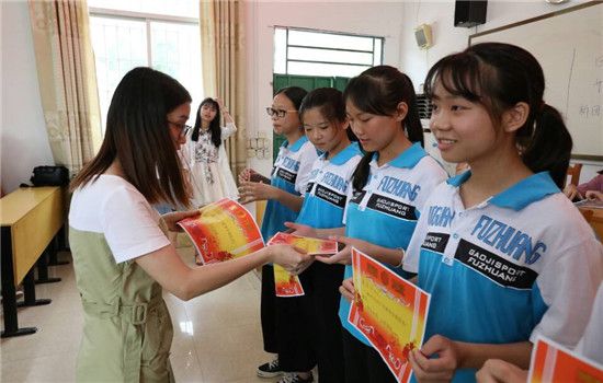 岑溪市第五中学举行入团宣誓暨团委总结表彰会