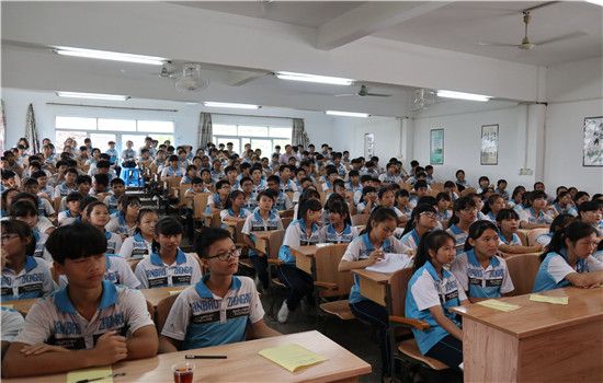岑溪市三堡中学“天天向上”励志教育专题讲座