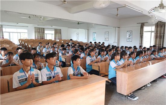 岑溪市三堡中学2018年“青春担当永跟党走” 入团宣誓大会