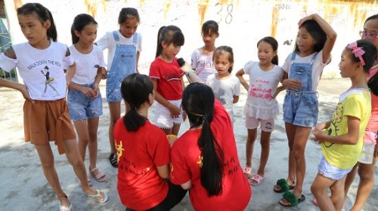 广西民族大学教育科学学院暑期 “三下乡”志愿团队于罗城大新村儿童家园开展心理健康课堂及团体辅导活动