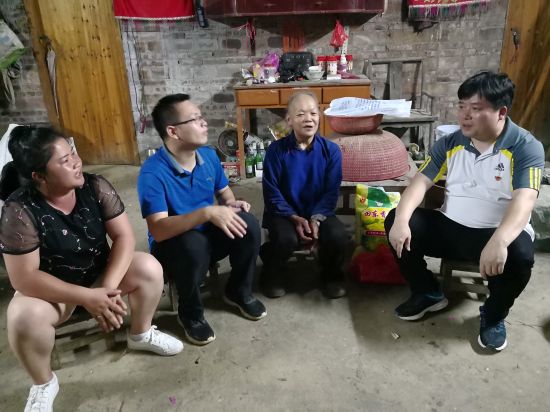 团市委“七一”间开展“七一”慰问暨“换位沉底”活动