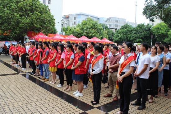 容县开展“党员团员1+1百项便民服务进社区”活动