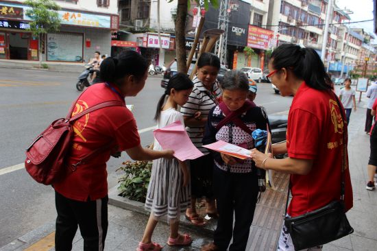 容县开展“党员团员1+1百项便民服务进社区”活动