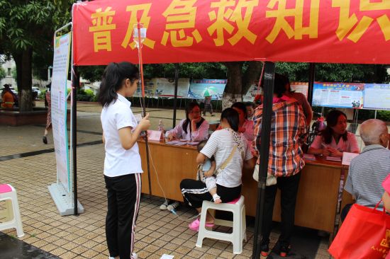 容县开展“党员团员1+1百项便民服务进社区”活动