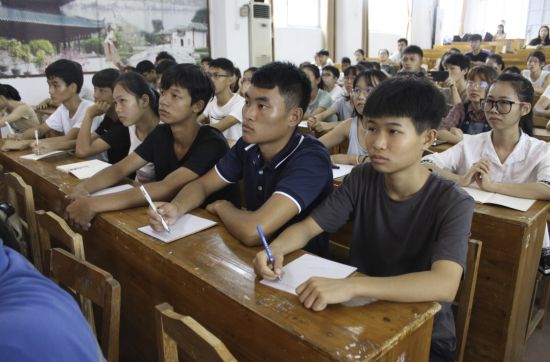 容县召开2018年大、中学生“1+1”基层培养计划岗前培训会