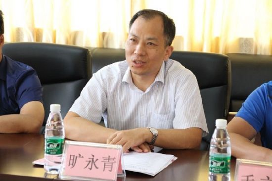 广西师范大学校党委副书记旷永青看望大学生社会实践挂职队志愿者