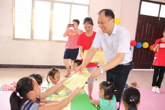 广西师范大学校党委副书记旷永青看望大学生社会实践挂职队志愿者