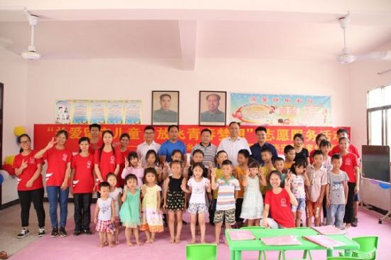 广西师范大学校党委副书记旷永青看望大学生社会实践挂职队志愿者