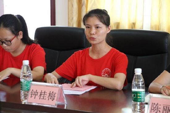 广西师范大学校党委副书记旷永青看望大学生社会实践挂职队志愿者