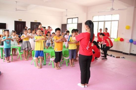 广西师范大学校党委副书记旷永青看望大学生社会实践挂职队志愿者