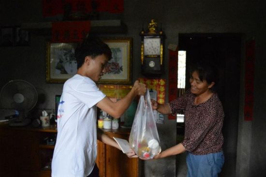 【青春三下乡】广西高校学子走访贫困家庭宣传扶贫政策