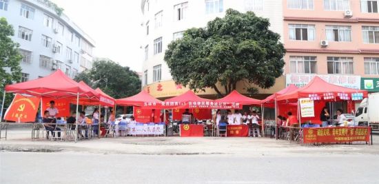 “党员团员1+1 百项便民服务进社区”活动开展