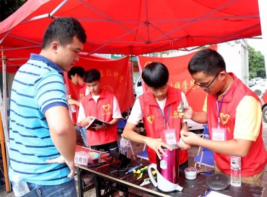 “党员团员1+1 百项便民服务进社区”活动开展