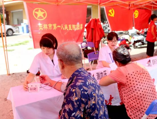 “党员团员1+1 百项便民服务进社区”活动开展